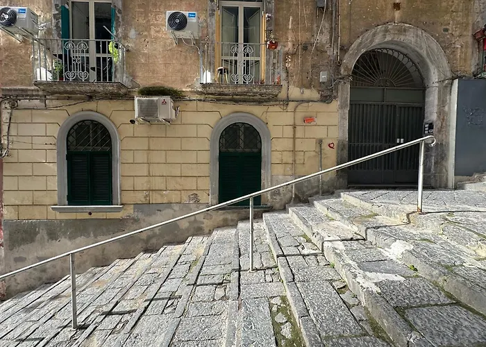 Bilocale a Chiaia vicino a Via dei Mille